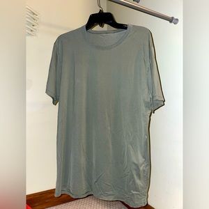 Lululemon - Men’s T-Shirt - Size: Large - Army Green- barely worn